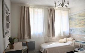 Petite chambre avec 2 lits dans maison d'artiste centre ville